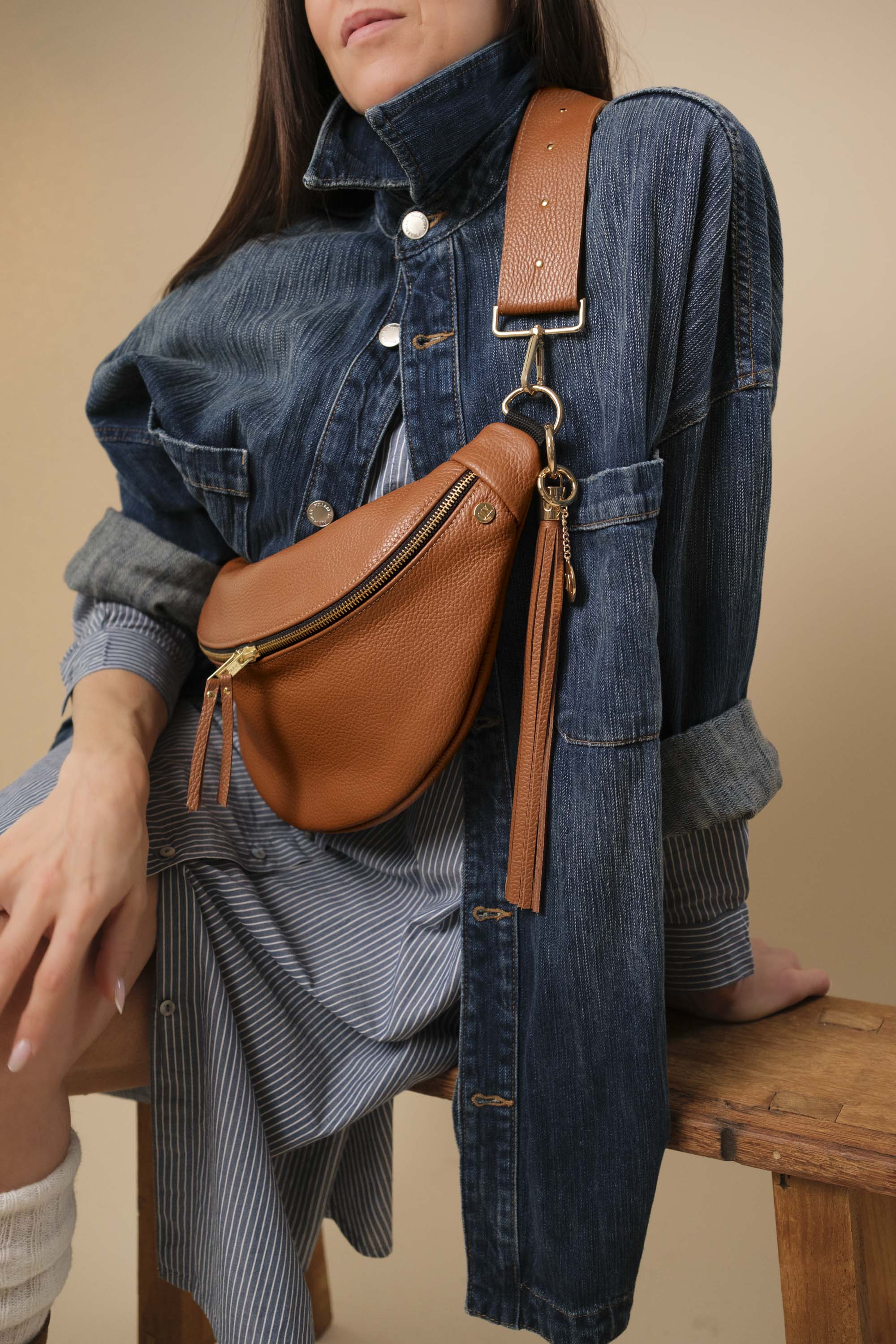 Banane Simple Cuir Grainé Caramel (avec Pompon)