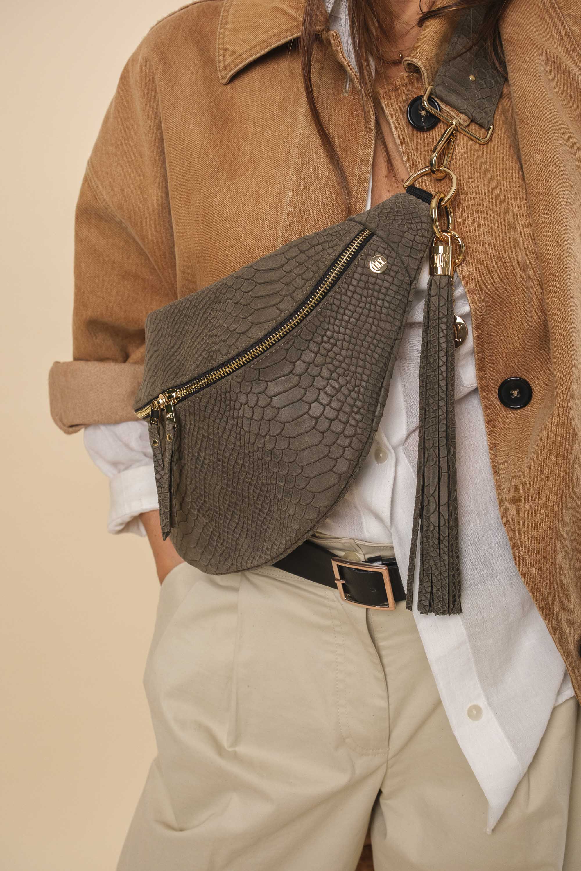 Banane Simple Cuir Embossé Croco Musk (avec pompon)