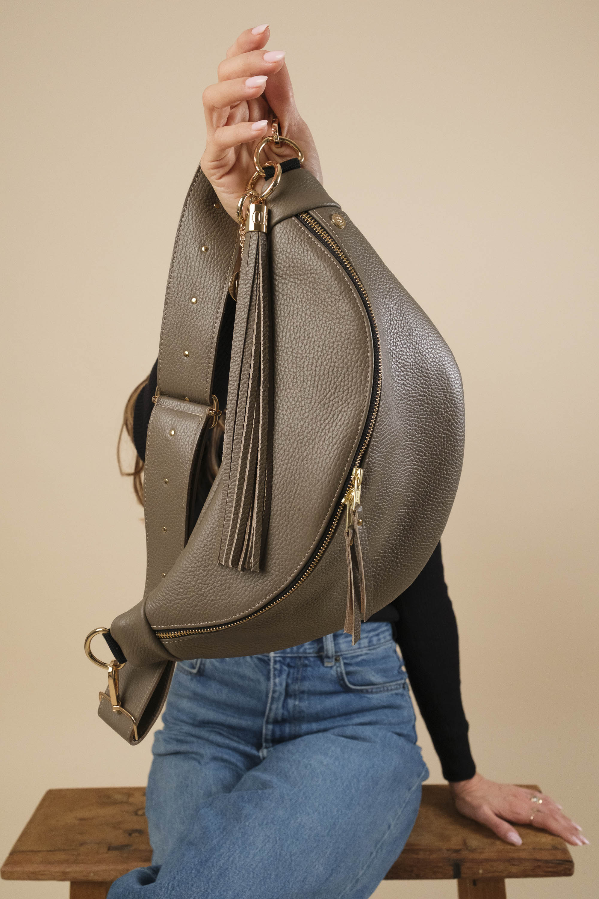 Banane Simple Cuir Grainé Taupe (avec Pompon)