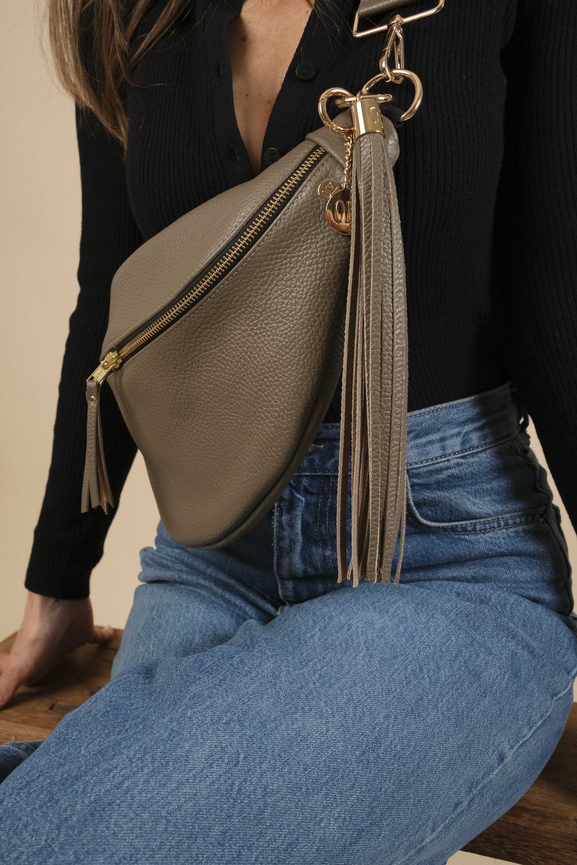 Banane Simple Cuir Grainé Taupe (avec Pompon)