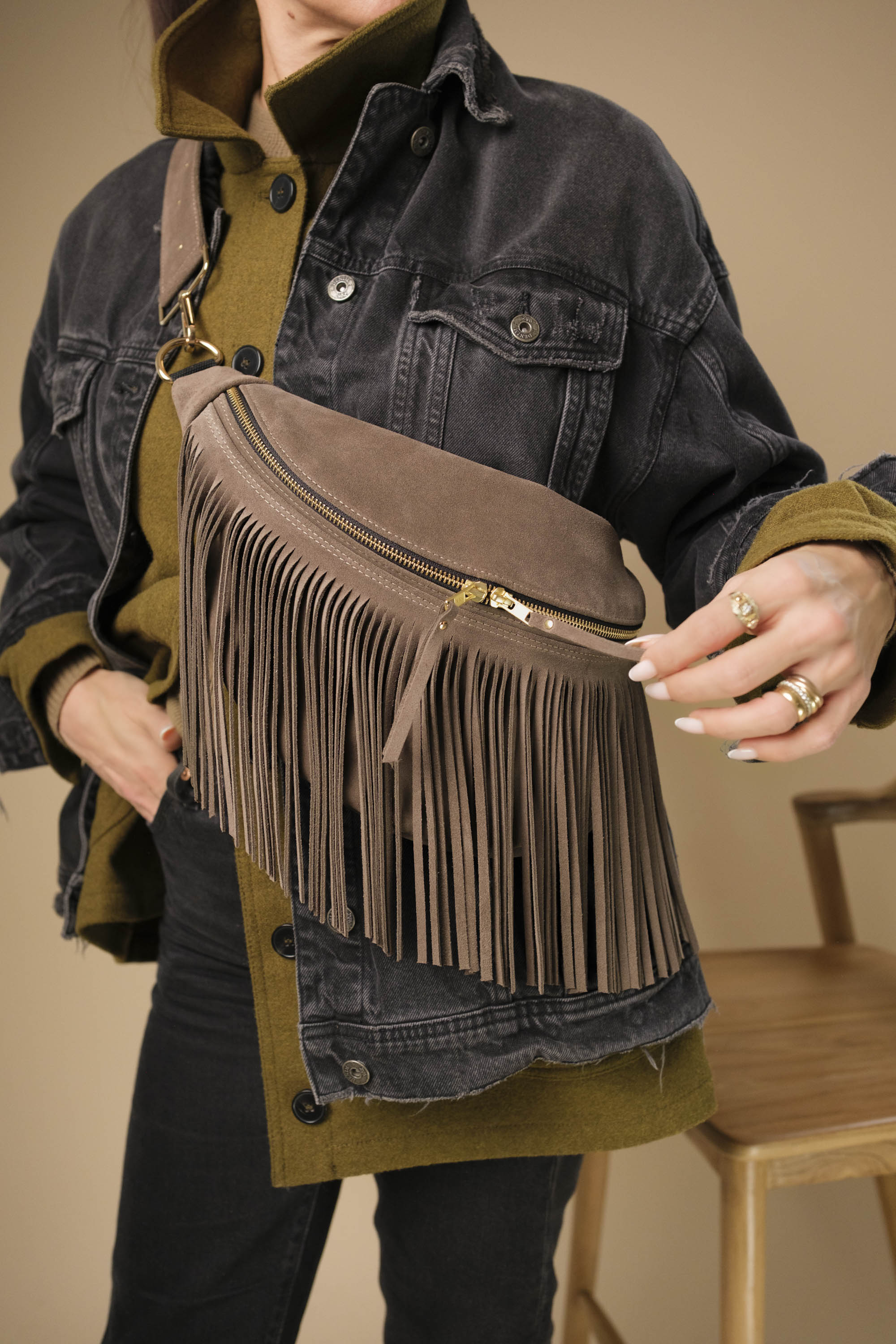 Banane à Frange Cuir Daim Taupe