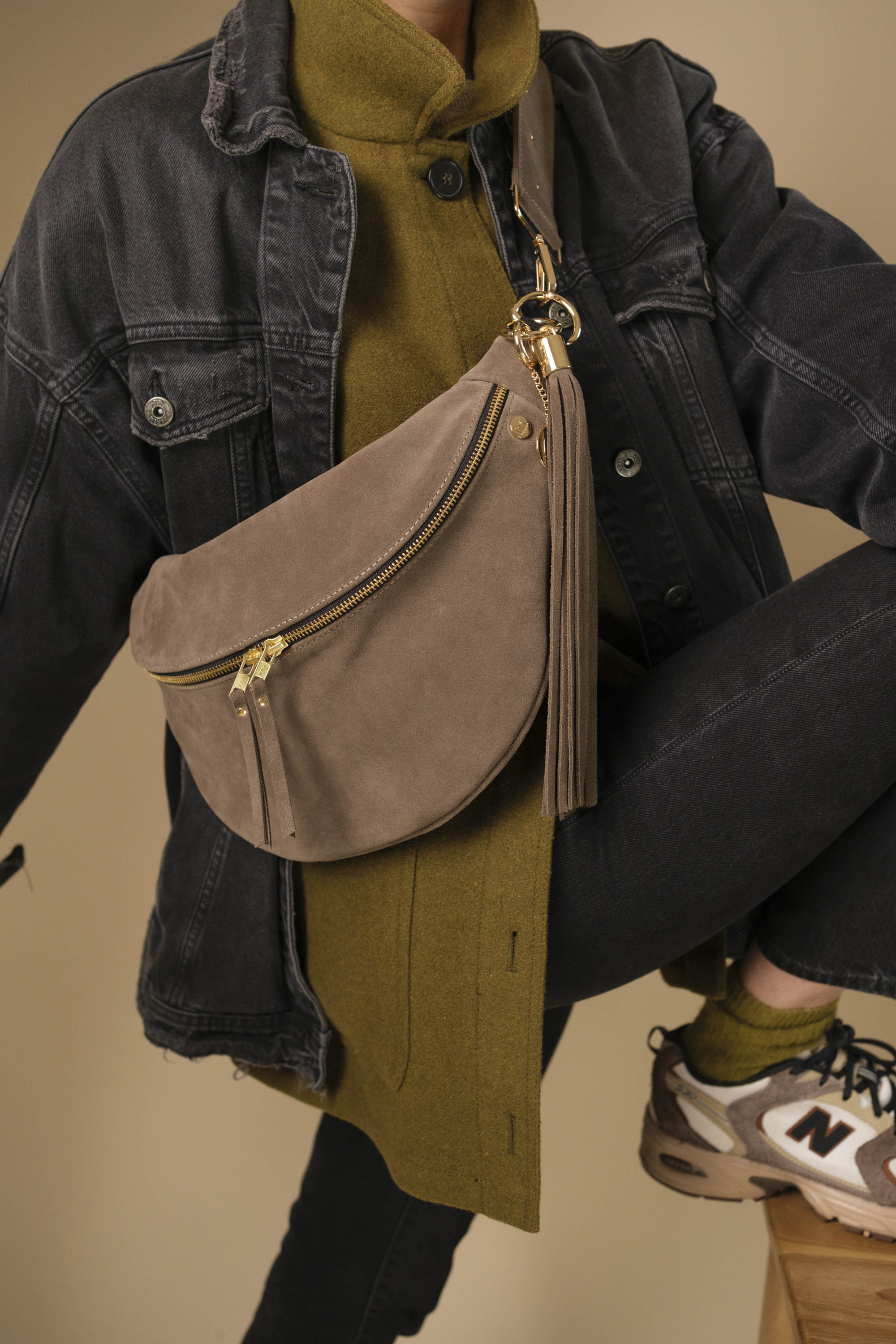 Banane Simple Cuir Daim Taupe (avec Pompon)