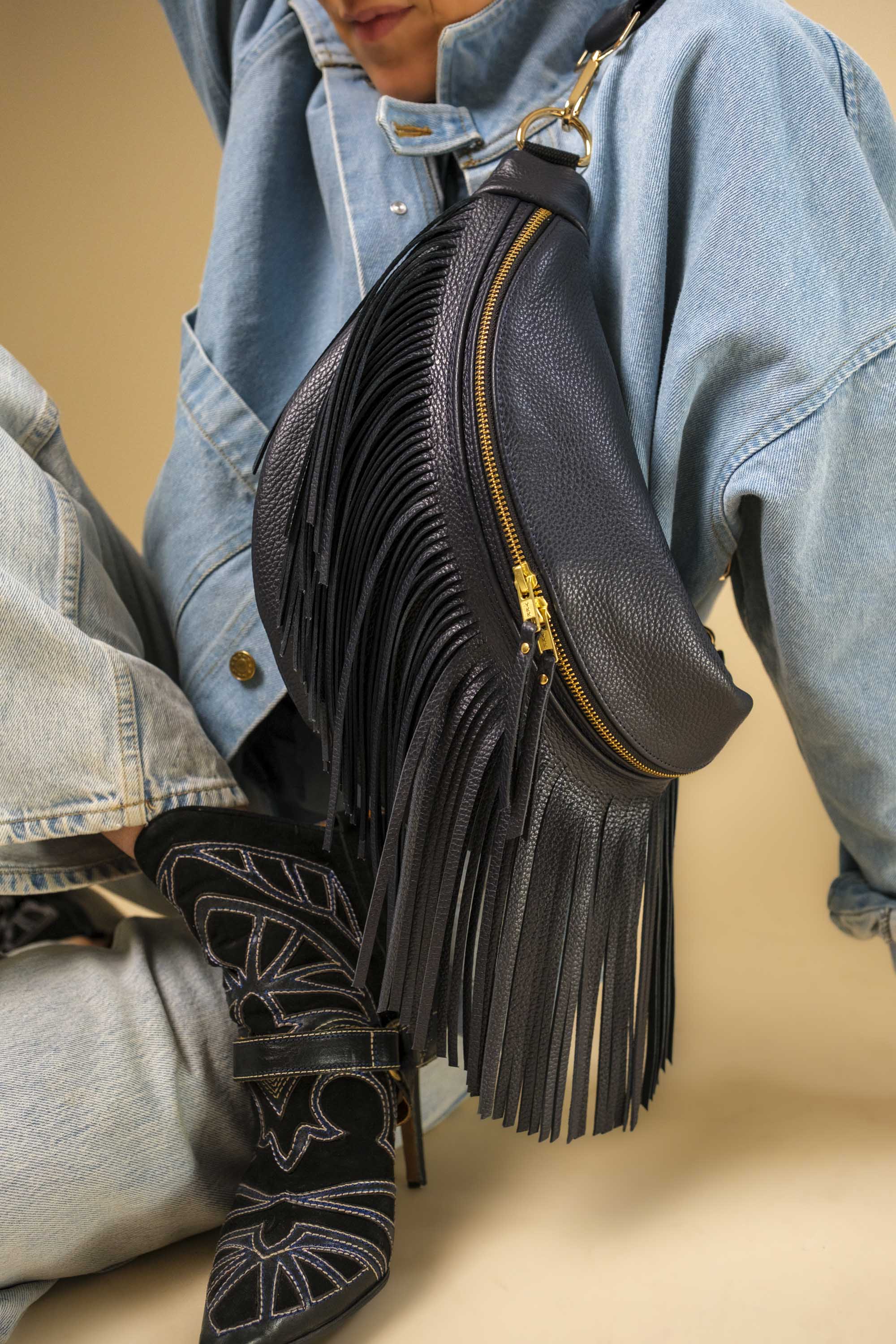 Banane à Frange Cuir Grainé Bleu Nuit