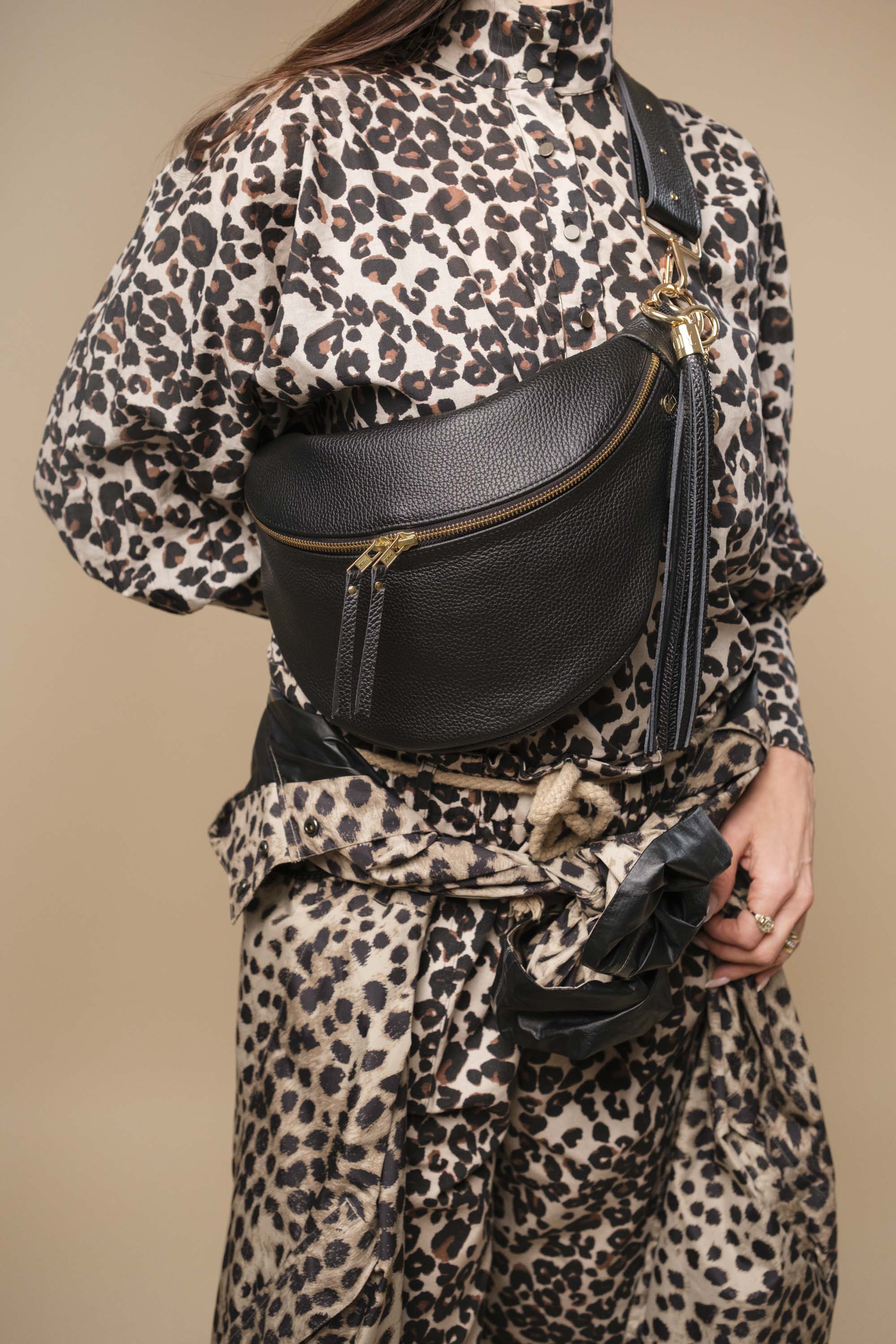 Banane Simple Cuir Grainé Noir (avec Pompon)