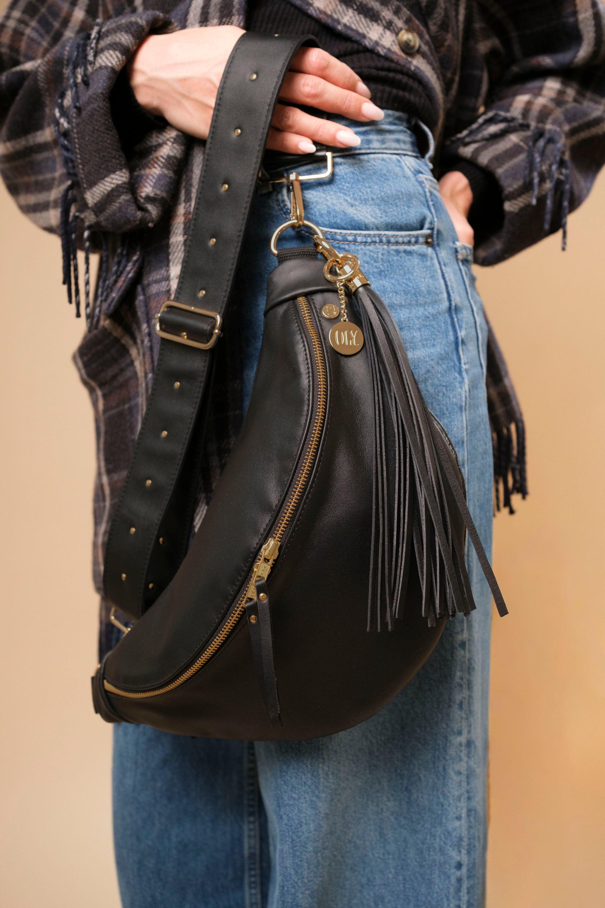 Banane Simple Cuir Lisse Noir (avec Pompon)