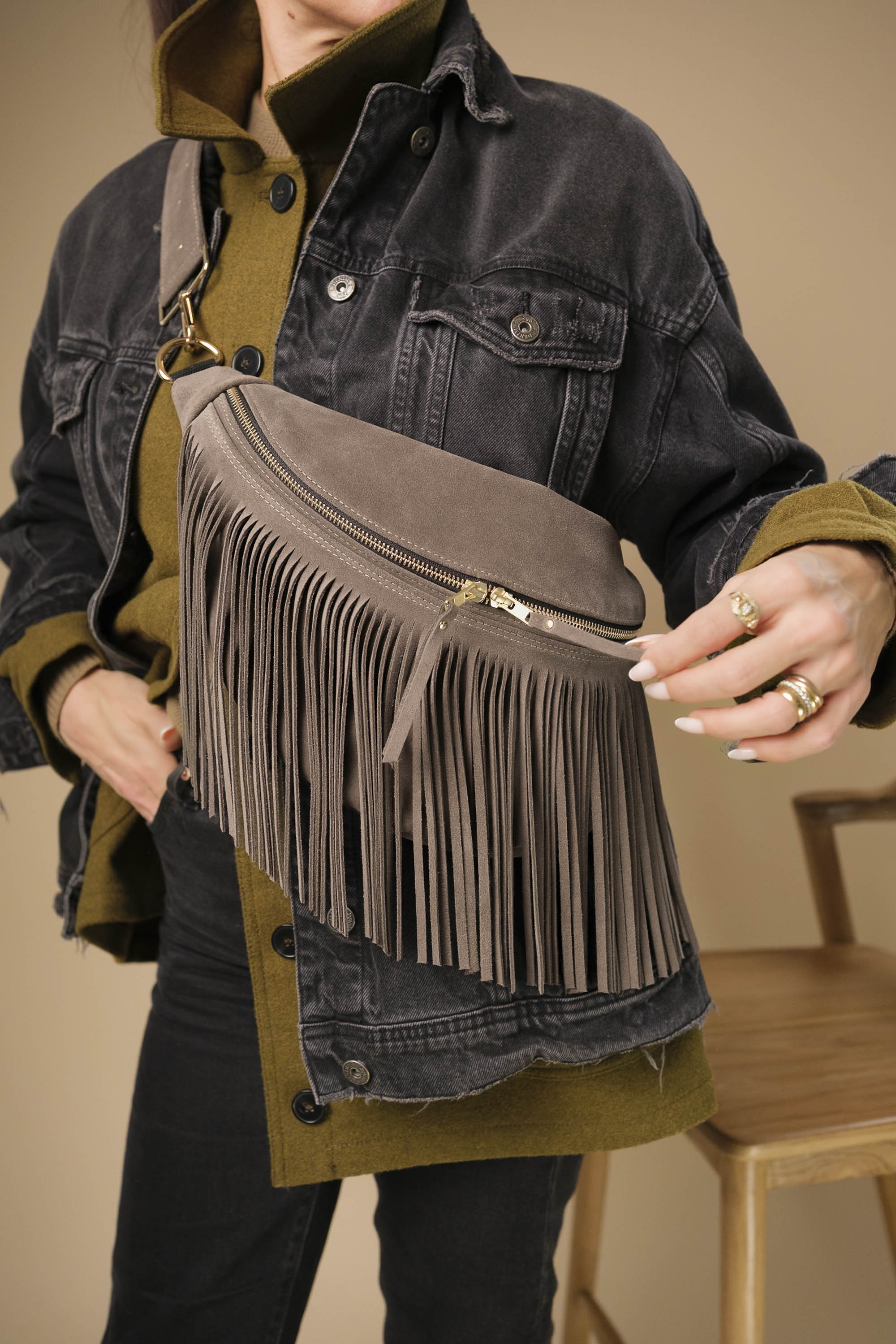 Banane à Frange Cuir Daim Taupe