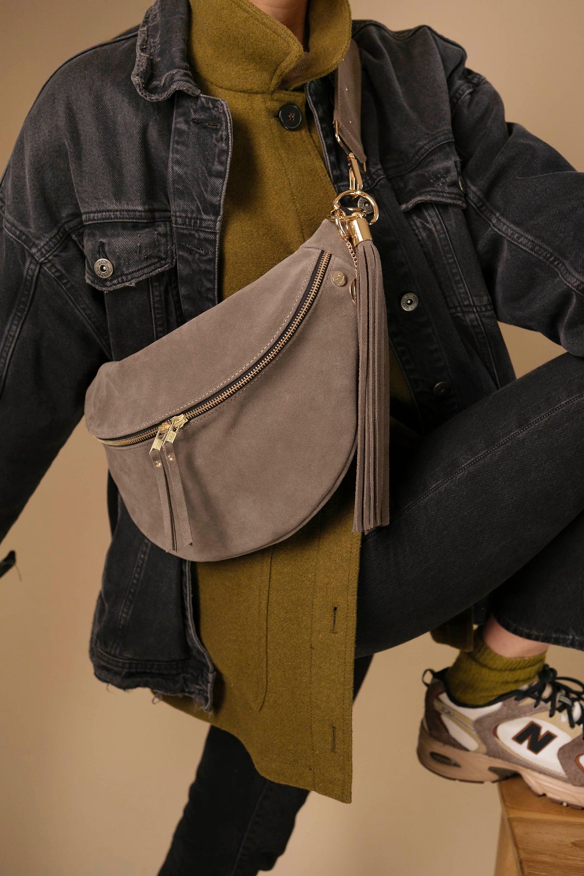 Banane Simple Cuir Daim Taupe (avec Pompon)