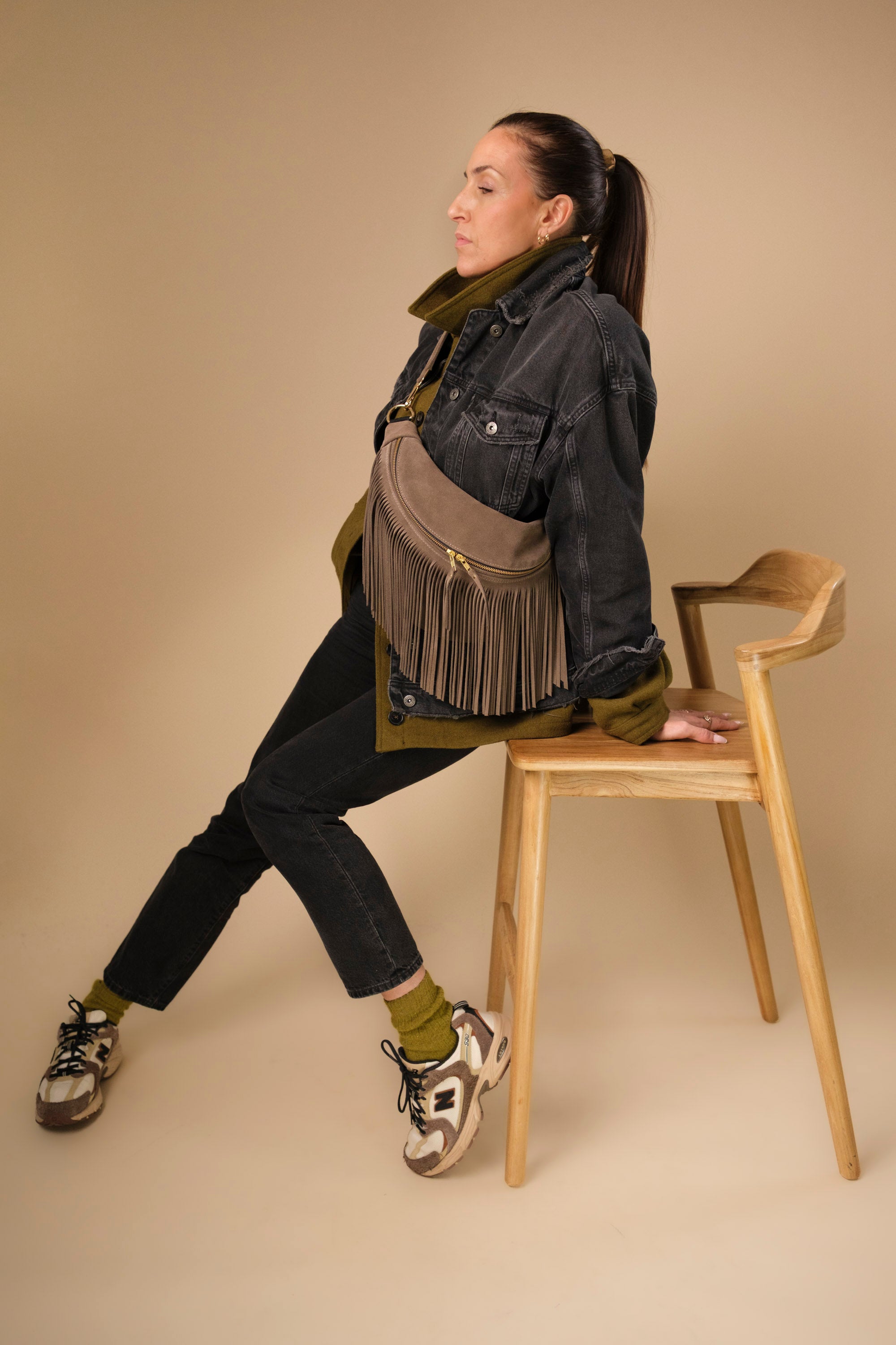 Banane à Frange Cuir Daim Taupe