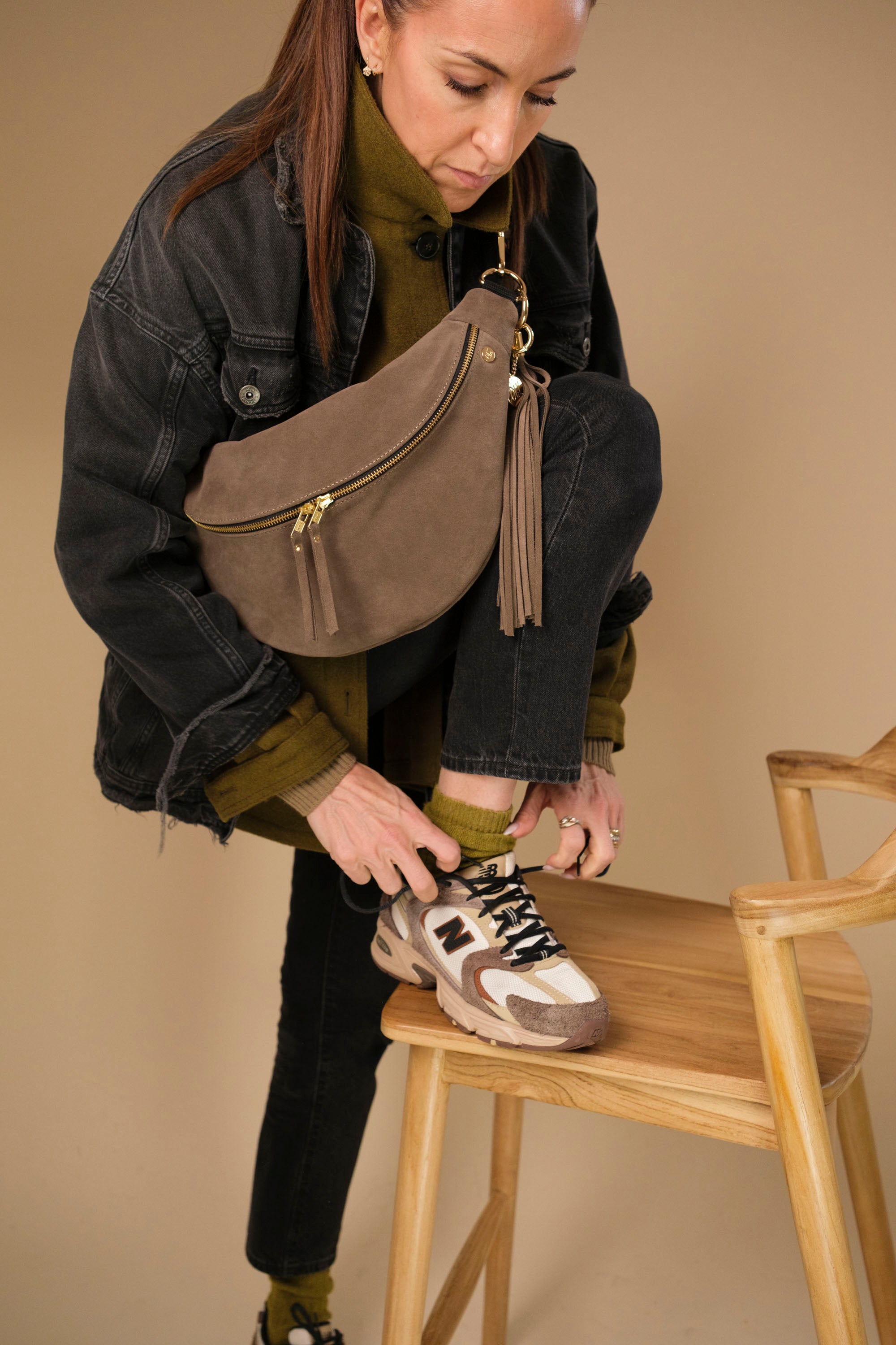 Banane Simple Cuir Daim Taupe (avec Pompon)